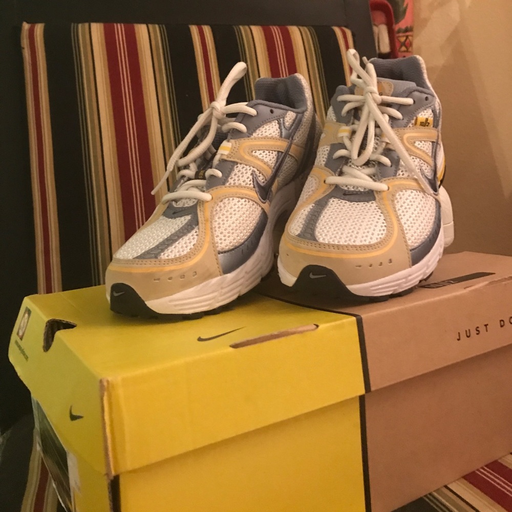 Tennis shoes